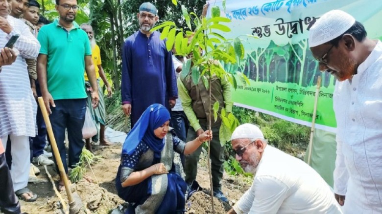 দিনাজপুরের চিরিরবন্দরে বৃক্ষ রোপন কর্মসূচীর উদ্বোধন।