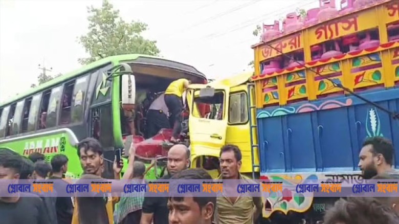 মোংলায় আরমান পরিবহন ও গ্যাস সিলিন্ডারবাহী ট্রাকের মুখোমুখি সংঘর্ষ