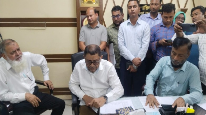 নোয়াখালী জেনারেল হাসপাতালে স্বাস্থ্যমন্ত্রীর আকস্মিক অভিযান, তত্ত্বাবধায়ক ক্লোজড