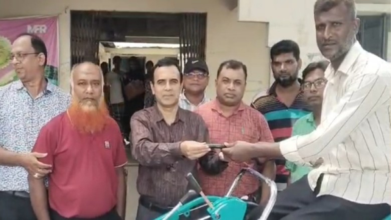 কালুখালীতে ব্র্যাক মাইক্রোফাইন্যান্স কর্মসূচির আওতায় কৃষকের মাঝে পাওয়ার ট্রিলার হস্তান্তর