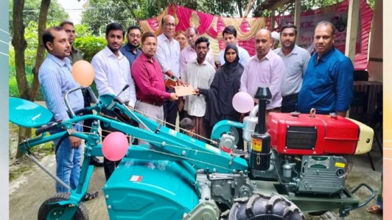 উল্লাপাড়ায় ব্র্যাকের উদ্যোগে প্রান্তিক কৃষকদের মধ্যে পাওয়ার টিলার বিতরণ, সক্ষমতা বৃদ্ধিতে কর্মশালা