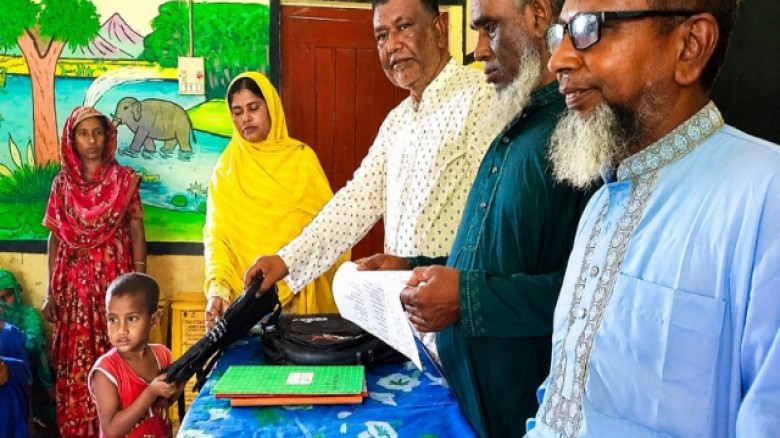 কুরচা সরকারি প্রাথমিক বিদ্যালয়ে শিক্ষার্থীদের মাঝে স্কুল ব্যাগ ও টিফিন বাটি বিতরণ