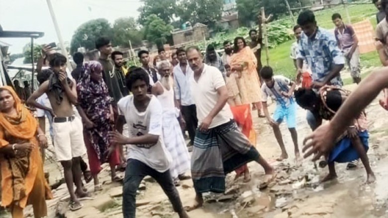 দৌলতদিয়া পুড়াভিটায় মাদকের বিরুদ্ধে অভিযানের সময় হ্যান্ডকাফ সহ মাদক ব্যবসায়ীকে  ছিনতাই।