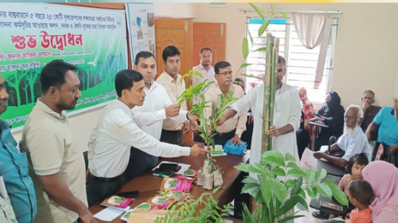 সুবর্ণচরে ২৬৭ কৃষকের মাঝে বিভিন্ন প্রজাতির গাছের চারা বিতরণ