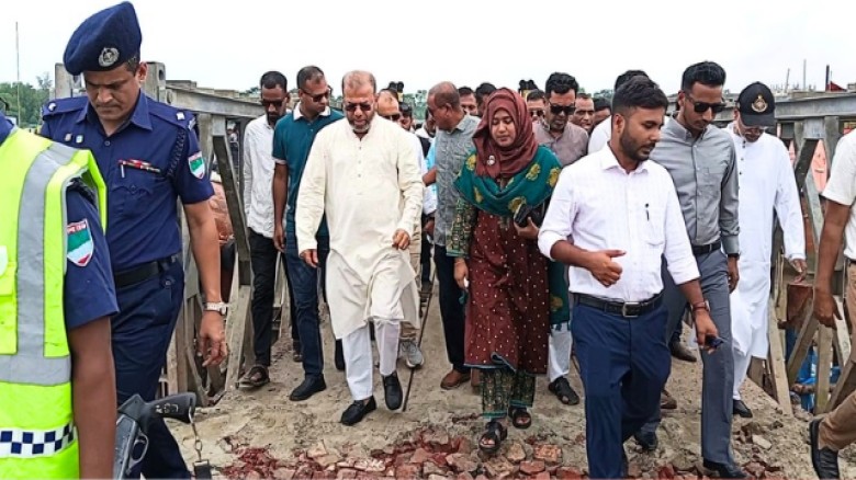 দেশে ফিরেই  মোংলার ফেরিঘাট ও ঠাকুরানী খাল পরিদর্শন করলেন প্রতিমন্ত্রী শেখ ফরিদুল ইসলাম