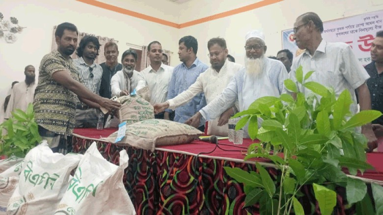 রায়গঞ্জে ৩ হাজার কৃষকের মাঝে আমন ধানের বীজ ও সার বিতরণের উদ্বোধন
