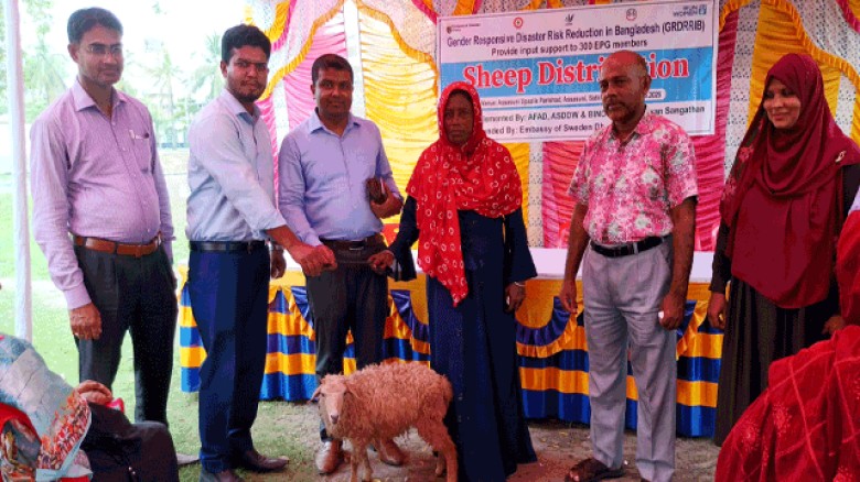 আশাশুনিতে ইপিজি সদস্যদের মাঝে ভেড়া বিতরণ
