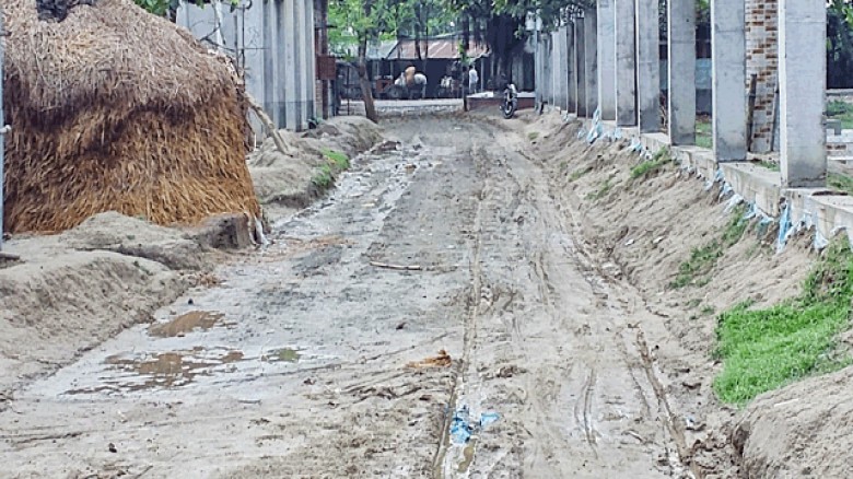 দিনাজপুরের ফুলবাড়ীতে রাস্তা পাকাকরণের কাজ বন্ধ থাকায় সাধারণ মানুষের যাতায়াতে বেড়েছে দুর্ভোগ।