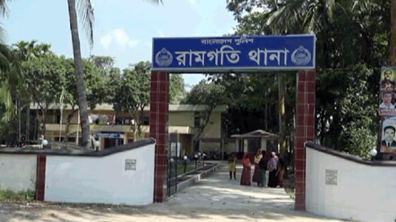 সন্তানের গলায় অস্ত্র ধরে গৃহবধূকে সংঘবদ্ধ ধর্ষণ