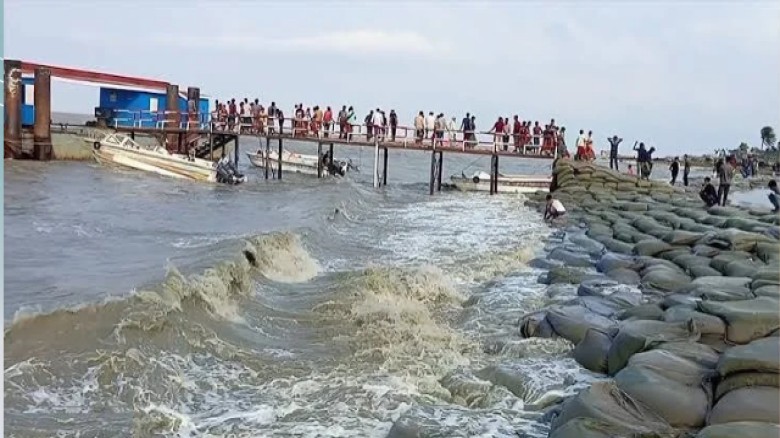 উত্তাল সমুদ্রে বিচ্ছিন্ন হাতিয়া: তিন দিন ধরে বন্ধ নৌ চলাচল, চরম ভোগান্তিতে যাত্রীসাধারণ