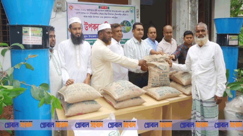 সাঁথিয়ায় ৭ হাজার ৪২০ কৃষকের মাঝে কৃষি উপকরণ বিতরণ, জাতীয় ফল মেলা অনুষ্ঠিত