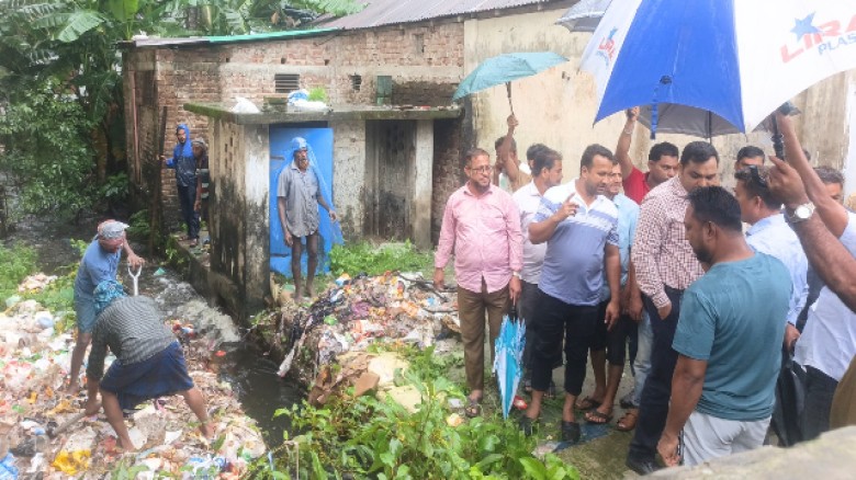সুবর্ণচরে চরবাটা খাসের হাটে জলাবদ্ধতা নিরসনে ড্রেন পরিষ্কার কার্যক্রম