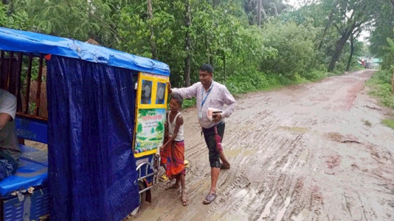 সুবর্ণচরে সংস্কারহীন কাদাময় সড়কে আটকে পড়া অটোরিকশা ঠেলছেন স্কুল শিক্ষক