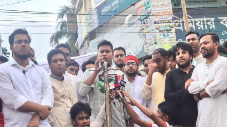 বিদ্যুতের বদলে হারিকেন ও মোমবাতি তুলে দিয়েছে সরকার.....নোয়াখালীতে হাসনাত আব্দুল্লাহ