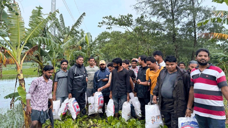 হাতিয়া উপজেলা ছাত্রদলের উদ্যোগে বন্যা দুর্গতদের মাঝে উপহার  সামগ্রী বিতরণ