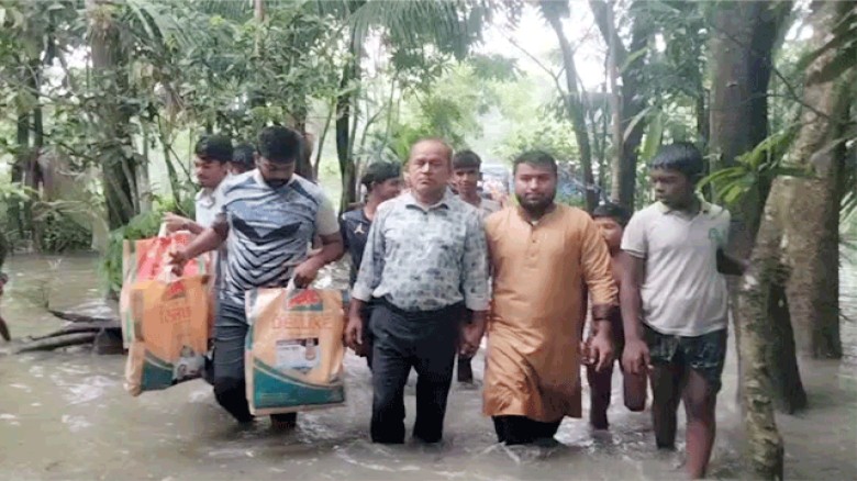 হাতিয়ায় বন্যাদুর্গতদের মাঝে ত্রাণ বিতরণ করলেন   এডভোকেট ফজলে আজিম তুহিন