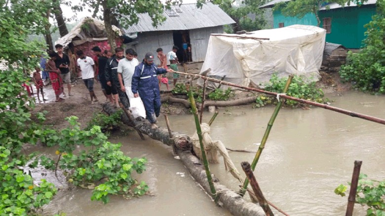 হাতিয়ার দুর্গম বন্যাকবলিত এলাকায় ছাত্রদলের ত্রাণ বিতরণ