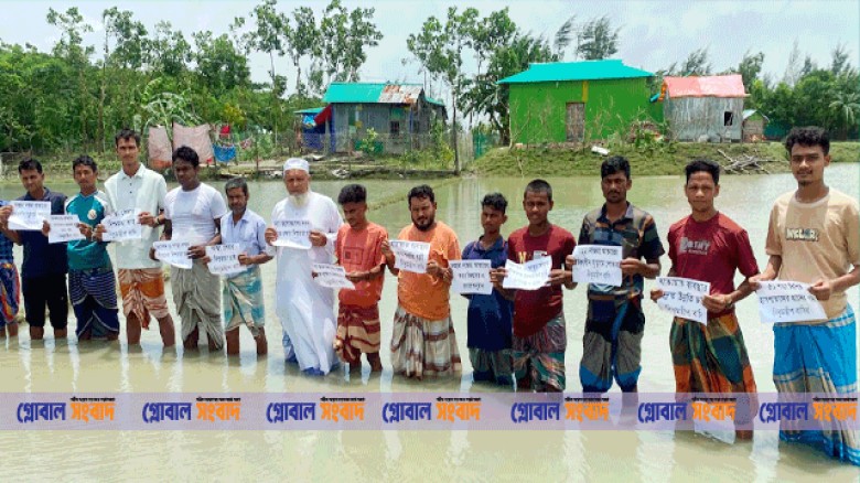 নিঝুমদ্বীপে ৫০ শয্যার হাসপাতালের দাবিতে হাঁটু পানিতে নেমে মানববন্ধন, প্রসূতির মৃত্যুর ঘটনায় ক্ষোভ