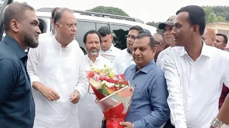 সিরাজগঞ্জ কৃষি সরঞ্জাম ও স্কুলে খেলার সামগ্রী বিতরণ করলেন মন্ত্রী ইকবাল হাসান মাহমুদ