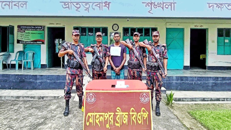 দিনাজপুরে বিজিবির পৃথক পৃথক অভিযান আসামিসহ বিপুল পরিমাণ মাদক আটক।