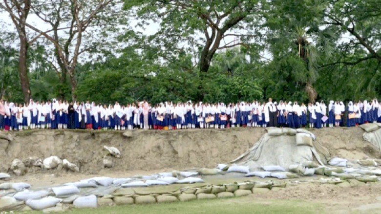 হাতিয়ায় বেড়িবাঁধ ও ঐতিহ্যবাহী আফাজিয়া উচ্চ বিদ্যালয় রক্ষার দাবিতে শিক্ষার্থীদের মানববন্ধন