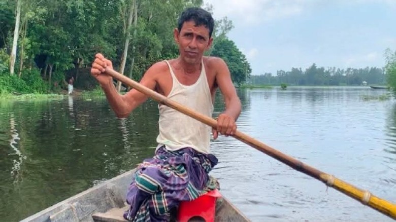 দুটি পা নেই, তবু থামেনি জীবনযুদ্ধ দুই হাতে নৌকা টেনে সংসার চালান আলাউদ্দিন