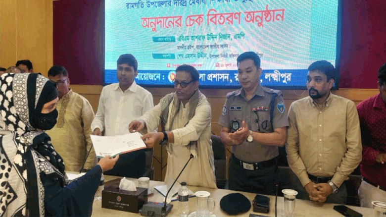দরিদ্র মেধাবী শিক্ষার্থী ও দুঃস্থ নারীদের মাঝে অনুদানের চেক বিতরণ
