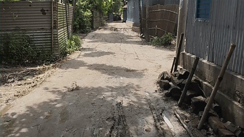 সাঁথিয়ায় নাম মাত্র কাজ করে প্রকল্পের টাকা হরিলুট