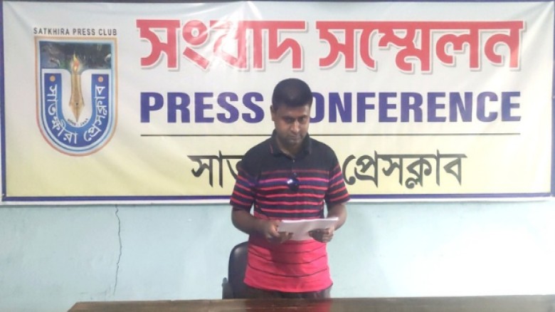 সাতক্ষীরায় মামলার আসামিদের গ্রেফতারের দাবিতে ভুক্তভোগী পরিবারের সংবাদ সম্মেলন