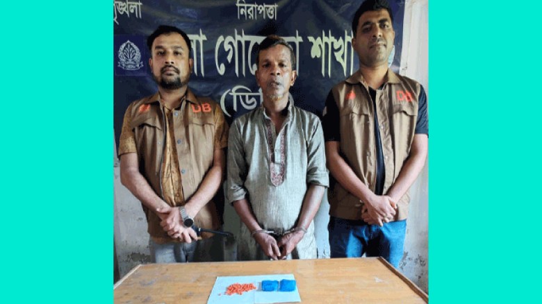 নোয়াখালীতে  ৩শ পিস ইয়াবাসহ ডিবি পুলিশের হাতে গ্রেফতার ১