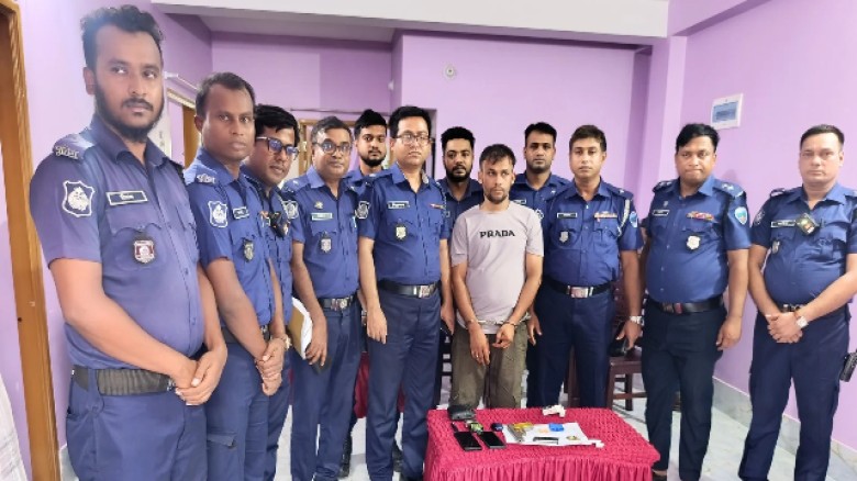 নোয়াখালীতে বাসায় ঢুকে পিস্তল ঠেকিয়ে চাঁদা আদায় অস্ত্র-মাদকসহ সন্ত্রাসী গ্রেফতার