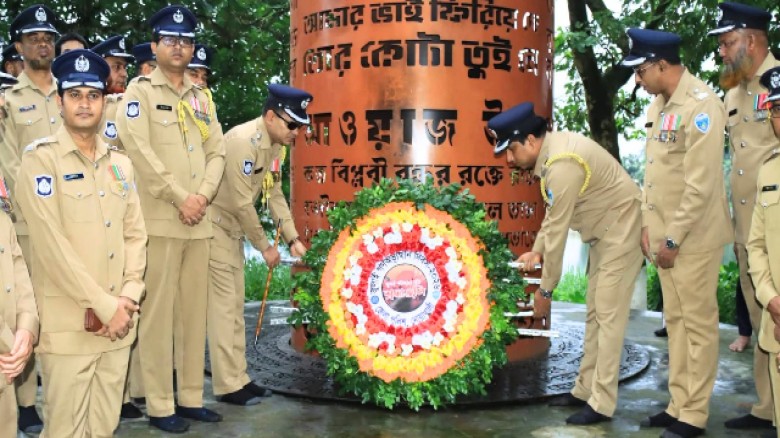 নোয়াখালীতে জুলাই গণঅভ্যুত্থান দিবসে জেলা পুলিশের শ্রদ্ধা নিবেদন