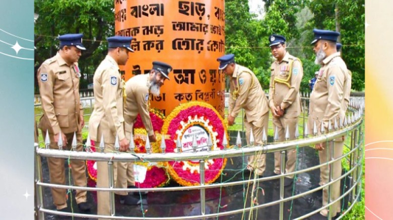 জুলাই গণঅভ্যুত্থান দিবস উপলক্ষে দিনাজপুরে জুলাই স্মৃতিস্তম্ভে জেলা পুলিশের শ্রদ্ধাঞ্জলি।