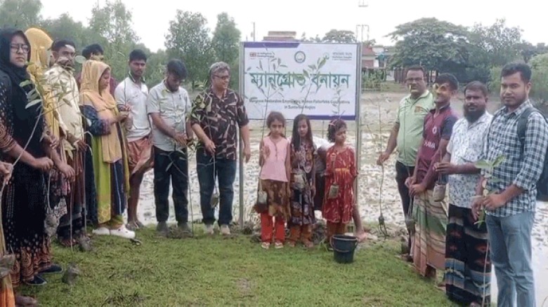 উপকূলে ম্যানগ্রোভ পুনরুদ্ধারে মোংলায় বাদাবন সংঘের বৃক্ষরোপণ কর্মসূচি