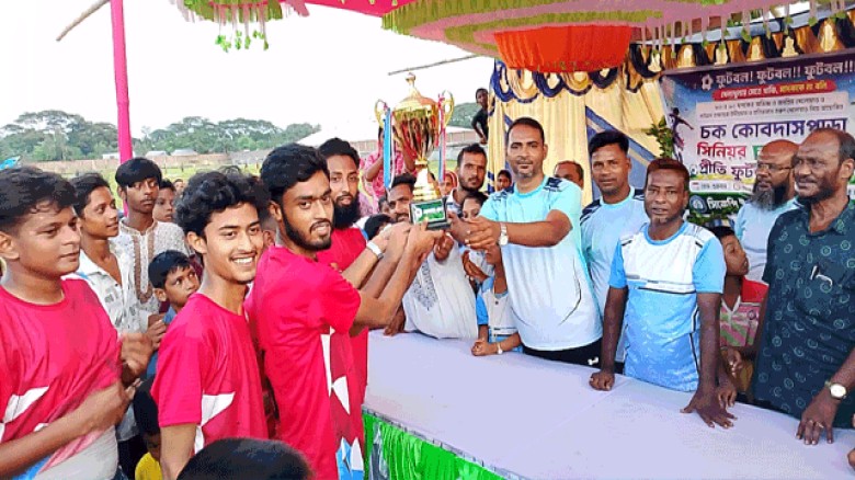 সিরাজগঞ্জ সদর  চক-কোবদাস পাড়ায় সিনিয়র ও জুনিয়র একাদশের প্রীতি ফুটবল ম্যাচ অনুষ্ঠিত