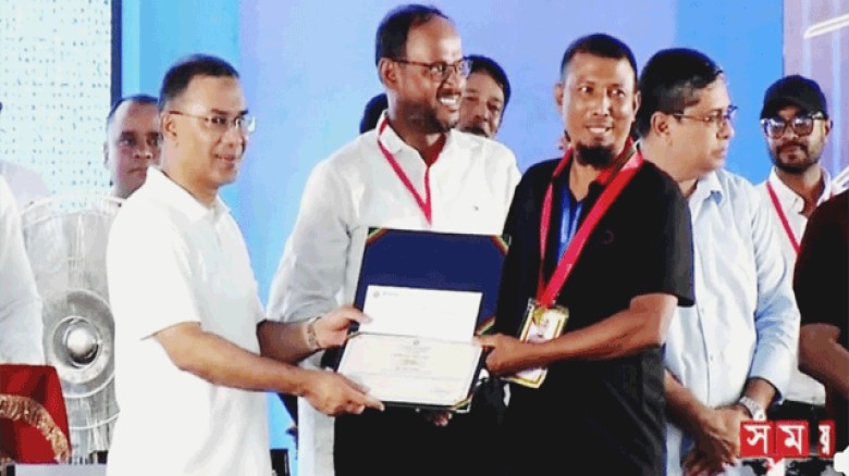 প্রধানমন্ত্রীর হাত থেকে জাতীয় মৎস্য পদক ও স্বর্ণপদক পেলো নোয়াখালীর আলা উদ্দিন!