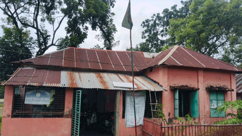 শ্যামনগরের কৈখালী ভূমি অফিসের জরাজীর্ণ ভবনেই চলছে কার্যক্রম