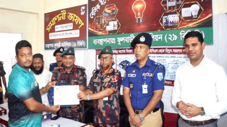 দিনাজপুরে বেকার যুবকদের স্বাবলম্বী করতে ইলেকট্রিক্যাল হাউজ ওয়্যারিং প্রশিক্ষণ ও সনদ হস্তান্তর