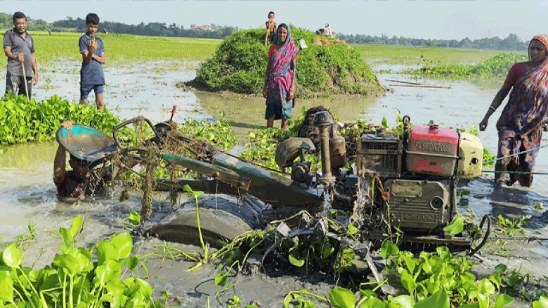 শ্যামনগরে ধুমঘাট বিলে কৃষকের পাওয়ার ট্রিলার পুকুরে ফেলে ক্ষতি সাধনের অভিযোগ
