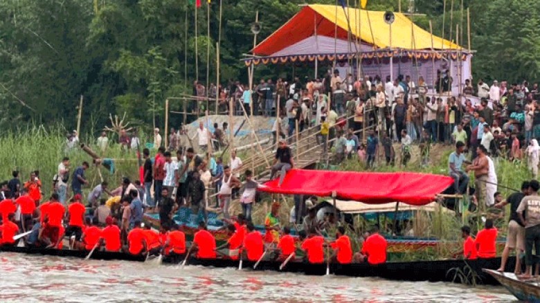 নবাবগঞ্জে বৈঠার জ্বলক জ্বলক শব্দে বর্নিল নৌকা  বাইচ অনুষ্ঠিত