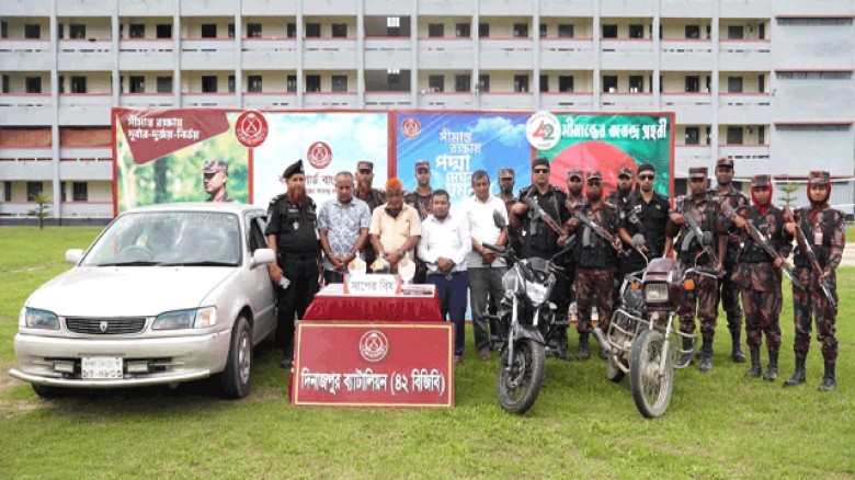 দিনাজপুর ৪২ বিজিবি কর্তৃক যৌথ অভিযানে বিপুল পরিমাণ সাপের বিষসহ চারজন সক্রিয় সদস্য আটক।