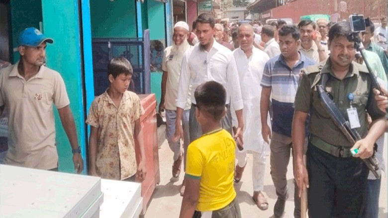 উপজেলা প্রশাসনের উদ্যোগে পাংশা বাজারে ফুটপাতে অবৈধ দোকান ও স্থাপনা উচ্ছেদ