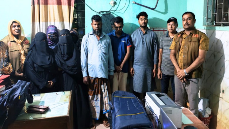 নোয়াখালীর চৌমুহনীতর আবাসিক হোটেল থেকে ৪ নারীসহ ৮ জন গ্রেফতার