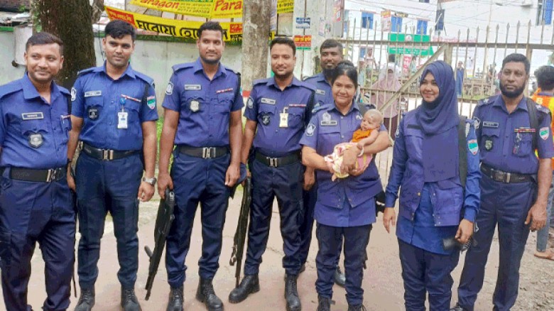 সাতক্ষীরায় নিয়োগ পরীক্ষা চলাকালে শিশুকে কোলে নিয়ে মায়ের পরীক্ষার সুযোগ করে দিলেন কনস্টেবল শিল্পী