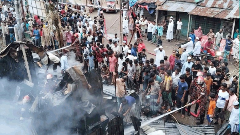 রায়গঞ্জে ভয়াবহ অগ্নিকাণ্ড, আগুনে পুড়ল ৭ দোকান