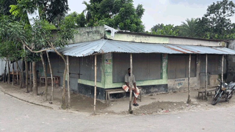 দফায় দফায় শালিশ আর টাকার বিনিময়ে সমঝোতা: ভুলবাড়িয়ায় ফের মার্কেটে তালা দেওয়ার অভিযোগ