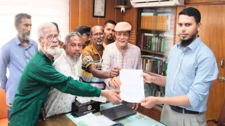 ন্যায্য মূল্য নয়, সরকার নির্ধারিত দামে সার সরবরাহ নিশ্চিতকরণের দাবীতে