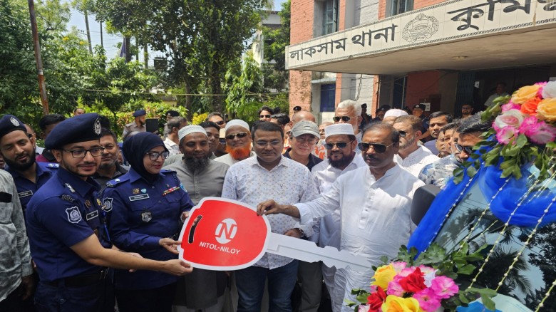 লাকসাম থানাকে পিকাপ ভ্যান গাড়ী উপহার দিলেন এমপি আবুল কালাম