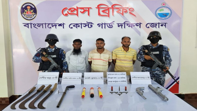 তজুমদ্দিনে কোস্ট গার্ডের অভিযানে অস্ত্র ও গুলিসহ তিন ডাকাত আটক