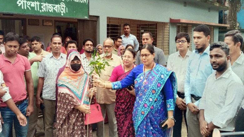 পাংশায় বিআরডিবি দপ্তরের উদ্যোগে বৃক্ষচারা বিতরণ